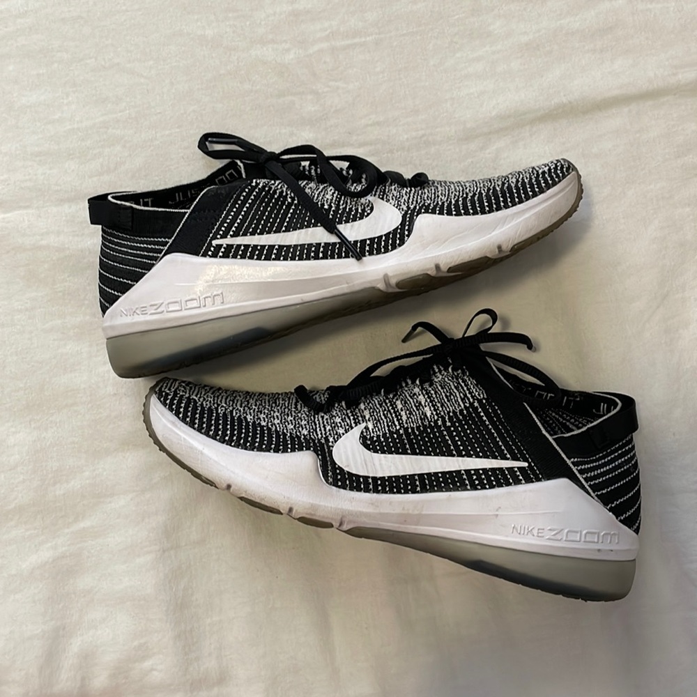 Nike women’s FlyKnit Training shoe black/white SZ 8M